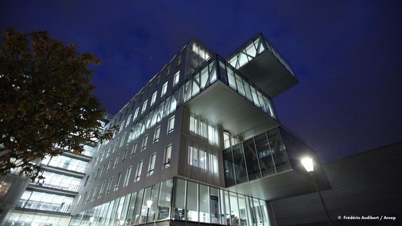 Le batiment de l'Arcep, rue Gerty Archimède, de nuit