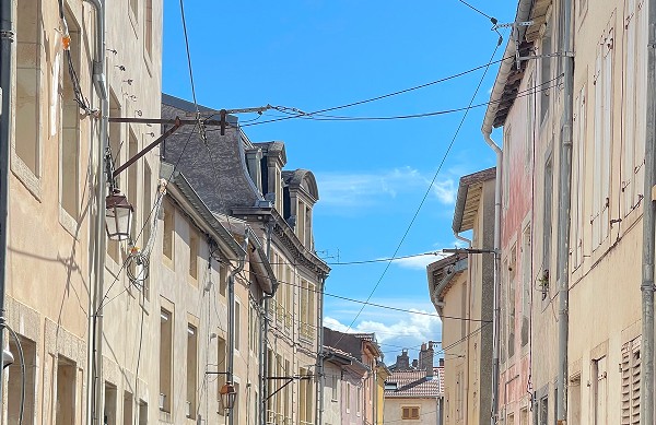 Une vue du cheminement de la fibre optique sur les façades de la ville de Toul.