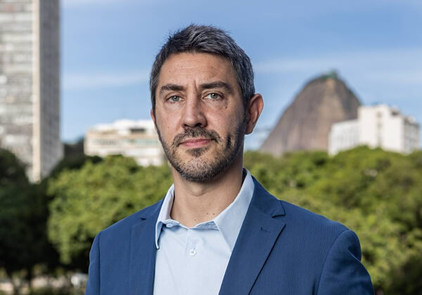 Photographie de Luca Belli, professeur à l’école de droit FGV Direito Rio et directeur du centre de recherche « Technologie et société ».
