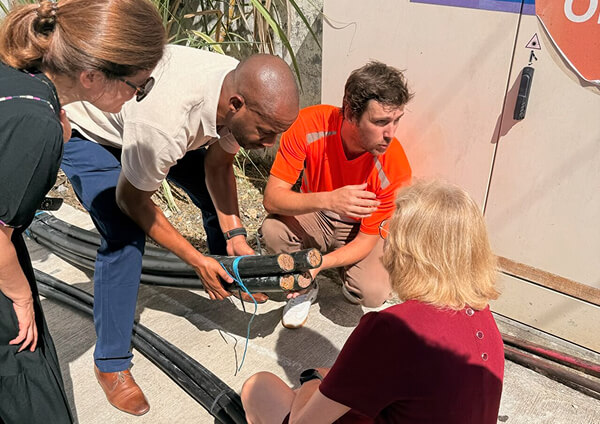 Présentation à Laure de La Raudière (à droite) d’une opération de dépose et de recyclage lors de la fermeture du réseau cuivre réalisée par Orange.
