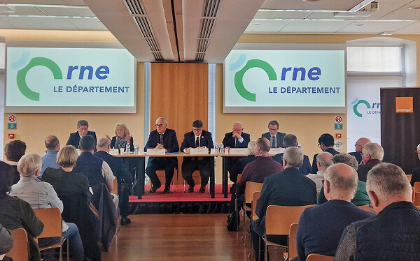 Laure de La Raudière (à gauche) s'exprimant lors de la rencontre avec les élus du département.