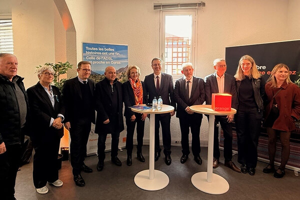 Le directeur exécutif d’Orange, la présidente de l’Arcep, le préfet de Corse et l’adjoint au maire d’Ajaccio, lors de la fermeture technique du réseau cuivre de la ville.