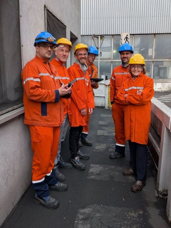 Laure de La Raudière (tout à droite) et deux agents de l’Arcep, Patrick Lagrange et Ronan Lefaucheux, en visite sur le site de Neuf-Brisach de la société Constellium.